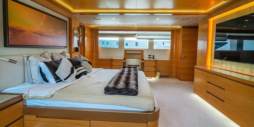 Majesty Yachts 135