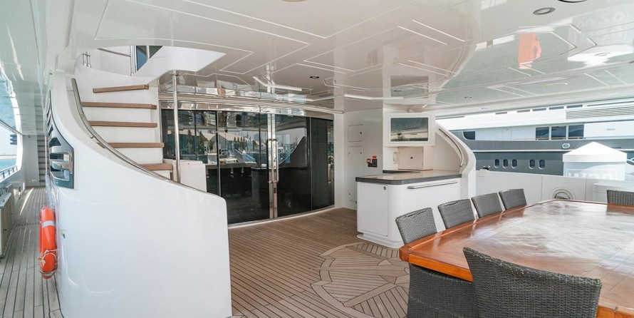 Majesty Yachts 135