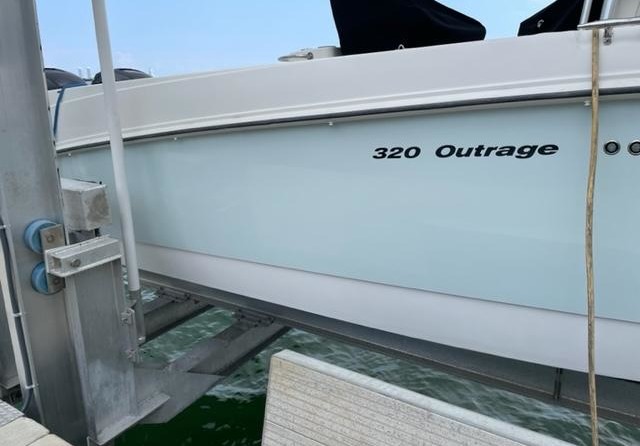 Boston Whaler 320 Outrage