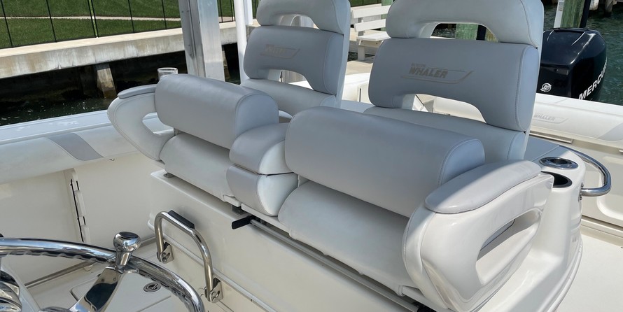 Boston Whaler 320 Outrage