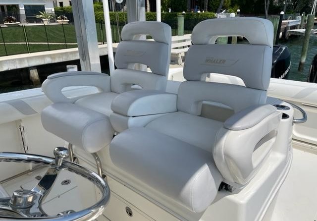 Boston Whaler 320 Outrage