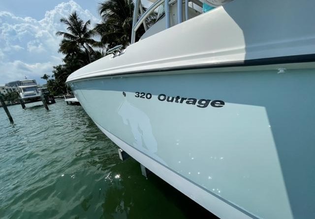 Boston Whaler 320 Outrage