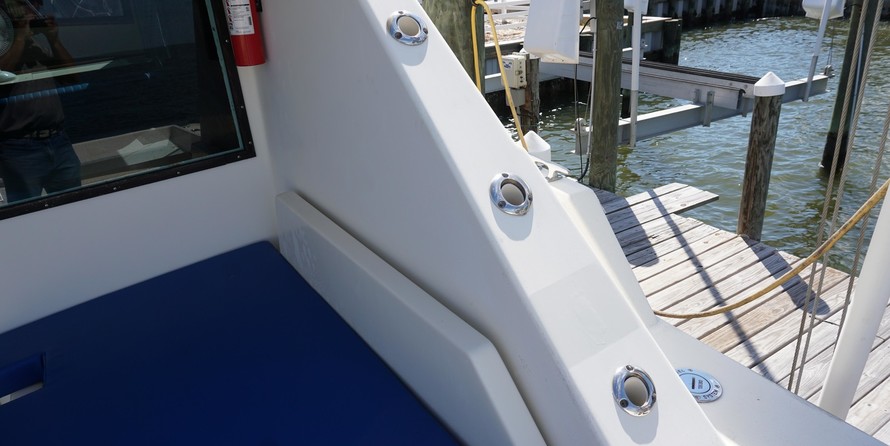 Hatteras 32 Flybridge Fisherman