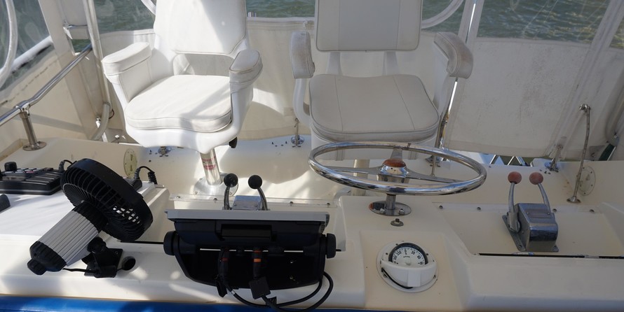 Hatteras 32 Flybridge Fisherman