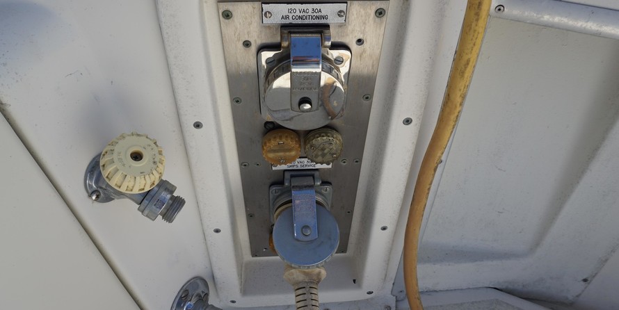 Hatteras 32 Flybridge Fisherman