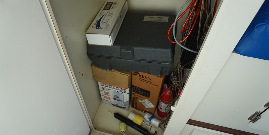 Hatteras 32 Flybridge Fisherman