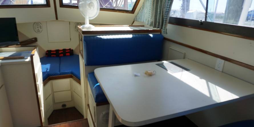 Hatteras 32 Flybridge Fisherman