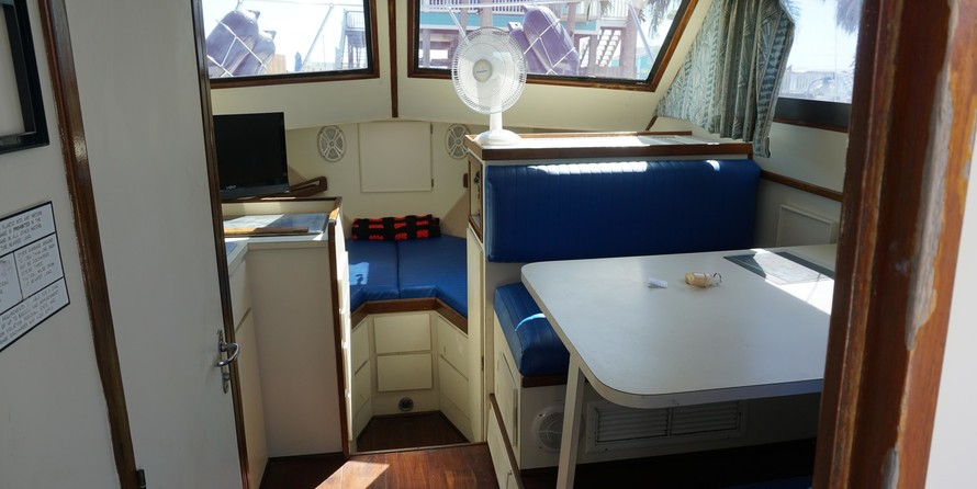 Hatteras 32 Flybridge Fisherman