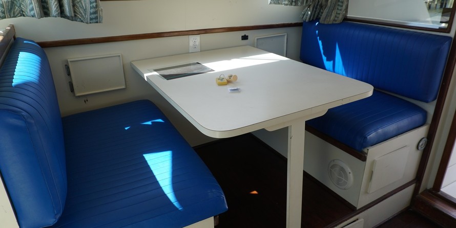 Hatteras 32 Flybridge Fisherman