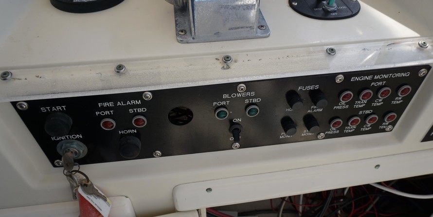 Hatteras 32 Flybridge Fisherman