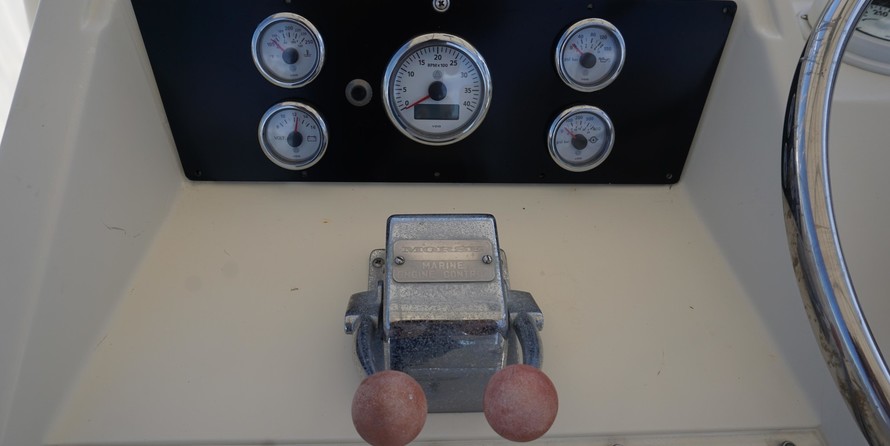Hatteras 32 Flybridge Fisherman