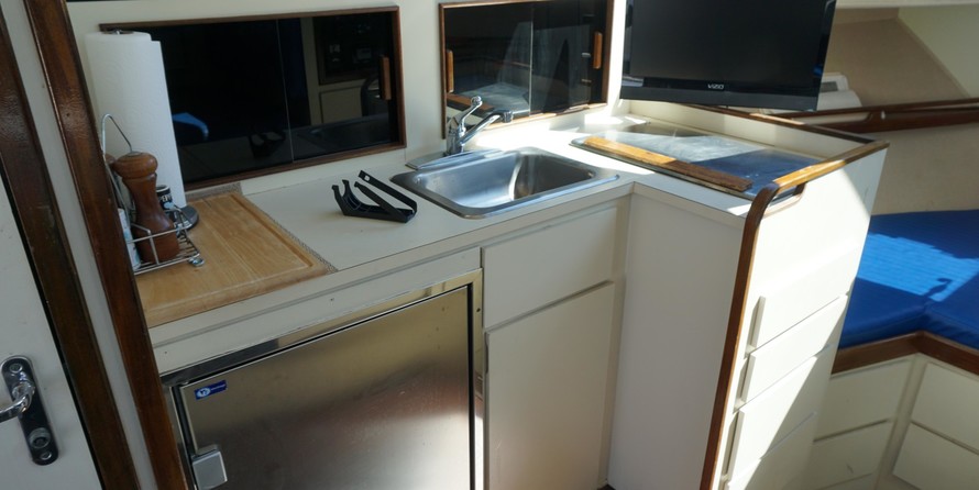 Hatteras 32 Flybridge Fisherman