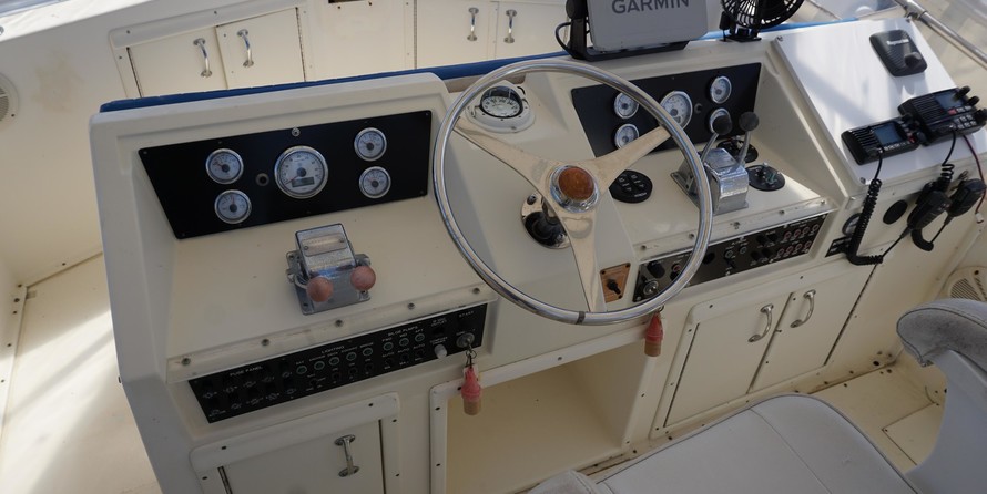 Hatteras 32 Flybridge Fisherman