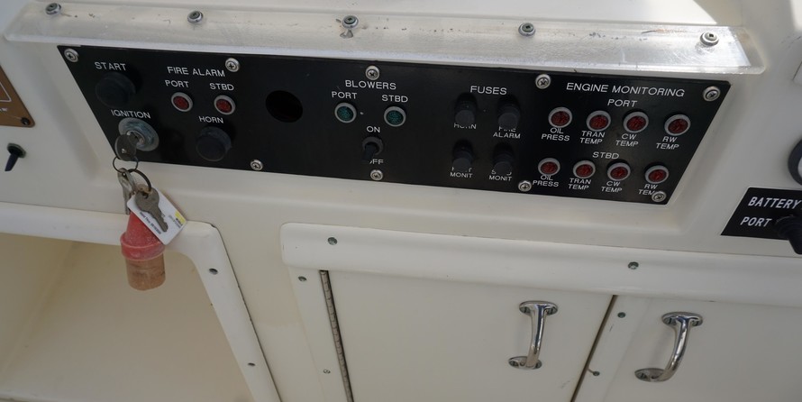 Hatteras 32 Flybridge Fisherman