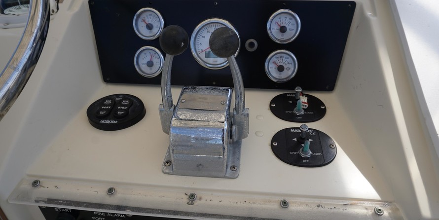 Hatteras 32 Flybridge Fisherman