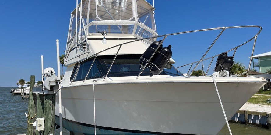 Hatteras 32 Flybridge Fisherman