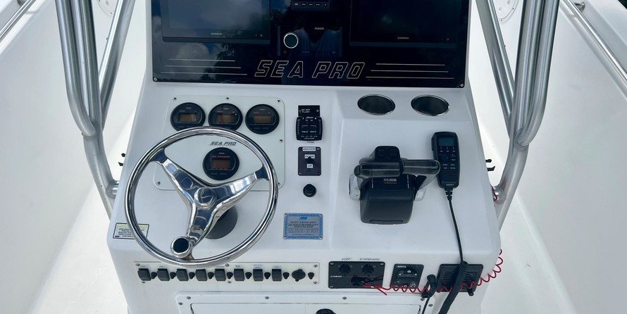 Angler Pro Boats 2900 center console