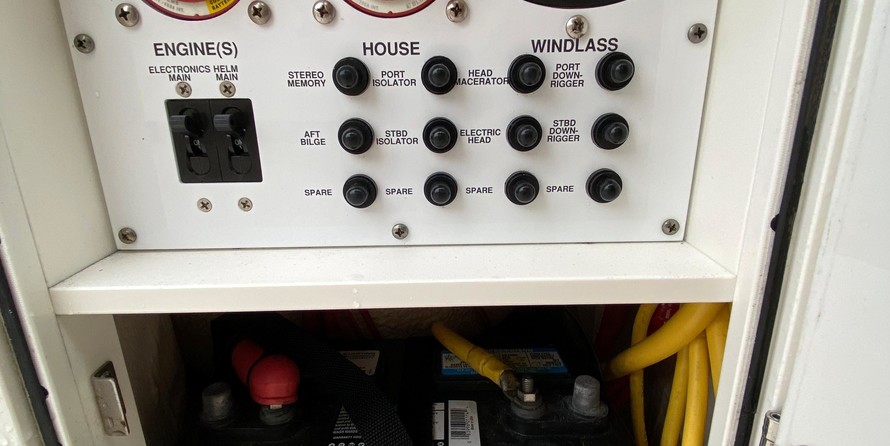 Pursuit 2870 center console