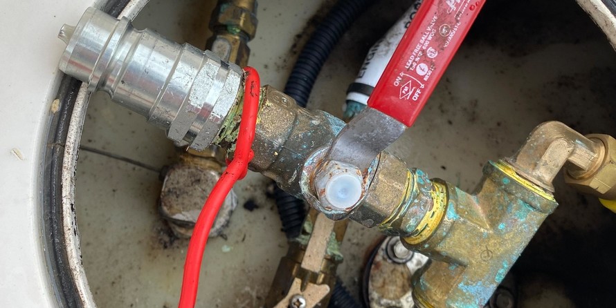 Pursuit 2870 center console