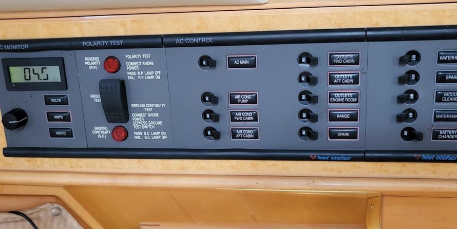 McKinna pilot house cockpit motoryacht