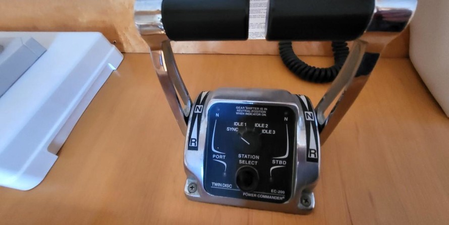 McKinna pilot house cockpit motoryacht