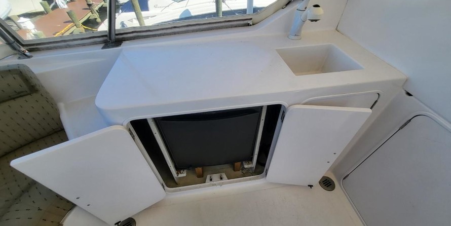 McKinna pilot house cockpit motoryacht