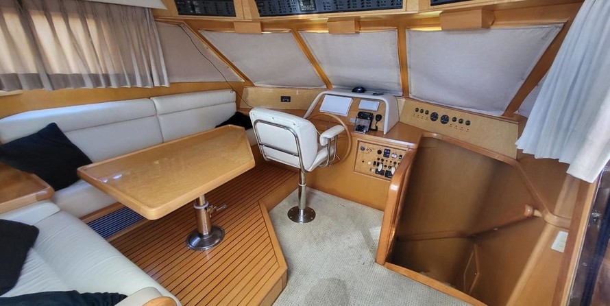 McKinna pilot house cockpit motoryacht