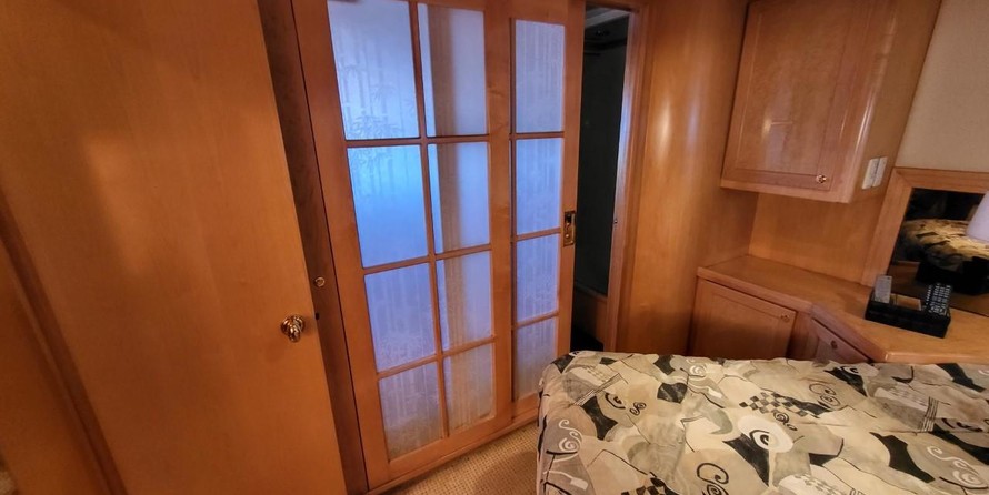 McKinna pilot house cockpit motoryacht