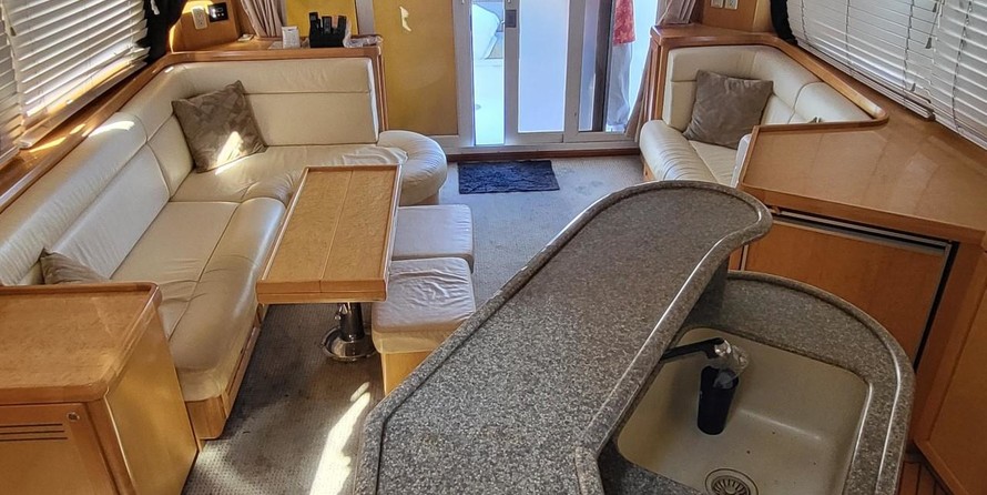 McKinna pilot house cockpit motoryacht