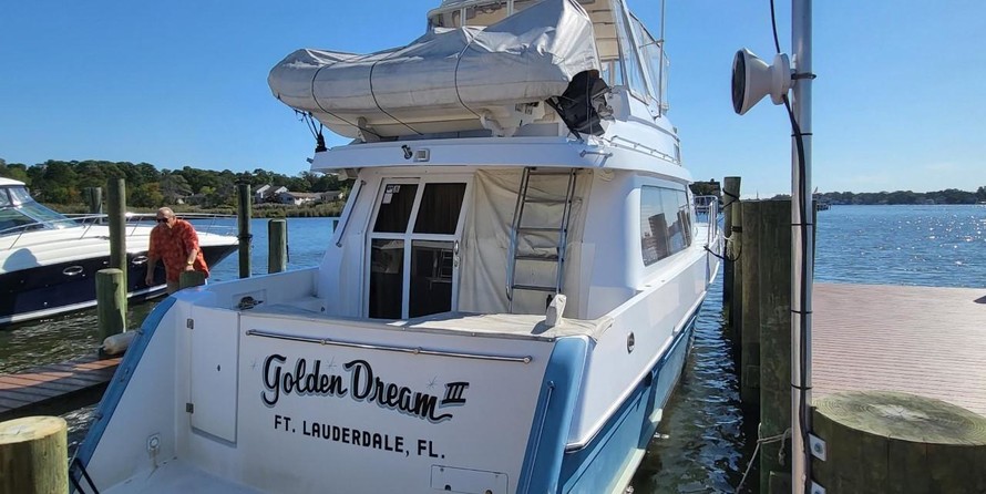 McKinna pilot house cockpit motoryacht