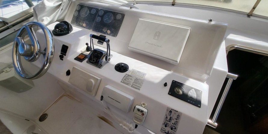 McKinna pilot house cockpit motoryacht
