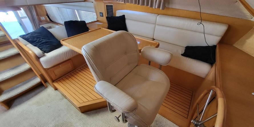 McKinna pilot house cockpit motoryacht