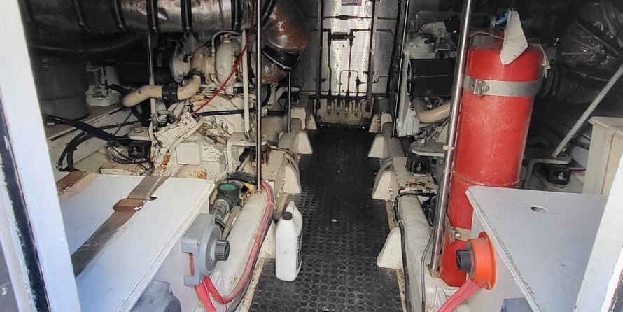 McKinna pilot house cockpit motoryacht