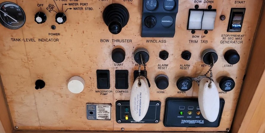 McKinna pilot house cockpit motoryacht