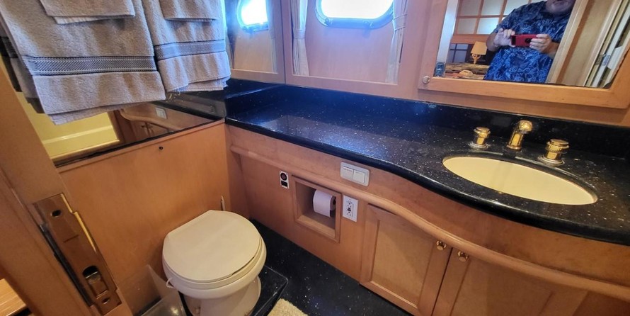 McKinna pilot house cockpit motoryacht