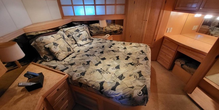 McKinna pilot house cockpit motoryacht