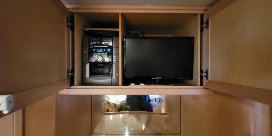 McKinna pilot house cockpit motoryacht