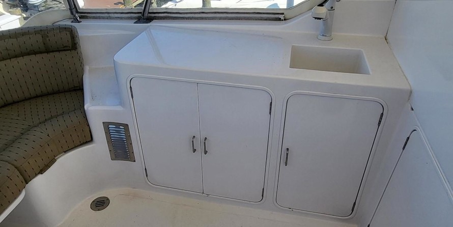 McKinna pilot house cockpit motoryacht