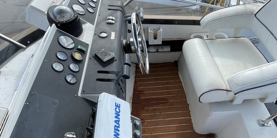 Sea ray 300 sedan bridge