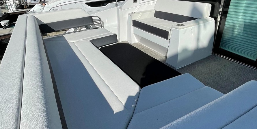 Cruisers Yachts 50 Cantius