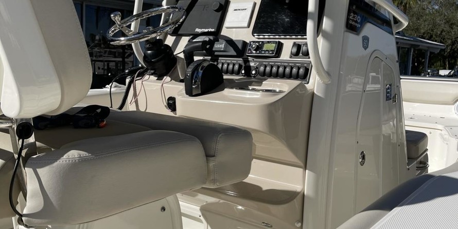 Boston Whaler 230 Outrage