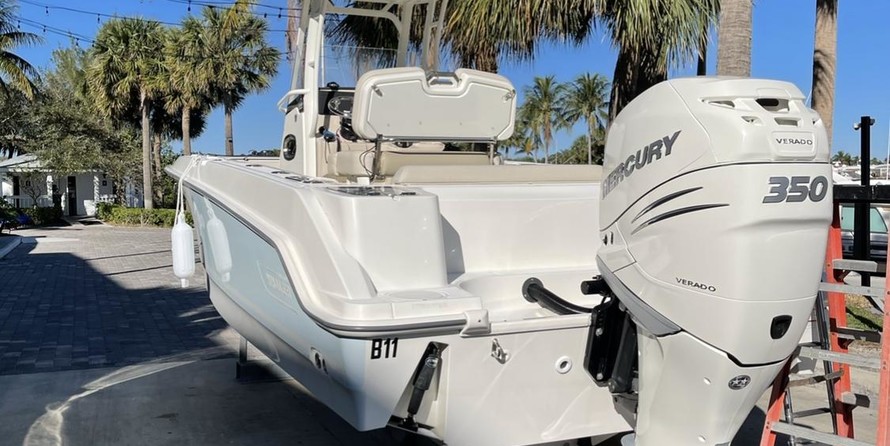 Boston Whaler 230 Outrage