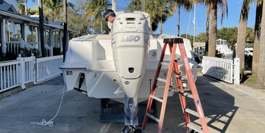 Boston Whaler 230 Outrage