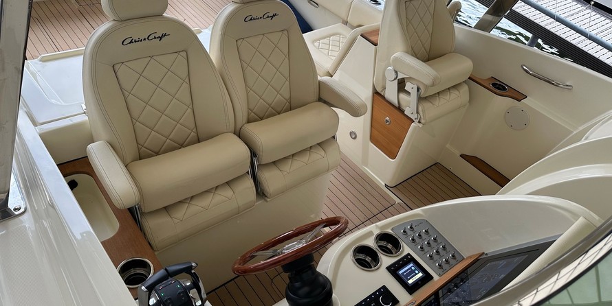 Chris-Craft Calypso 30