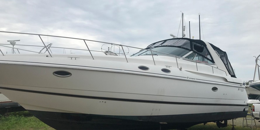 Cruisers yachts 3870 express