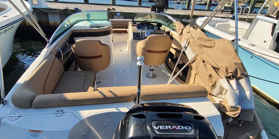 Sea Ray 220 Sundeck