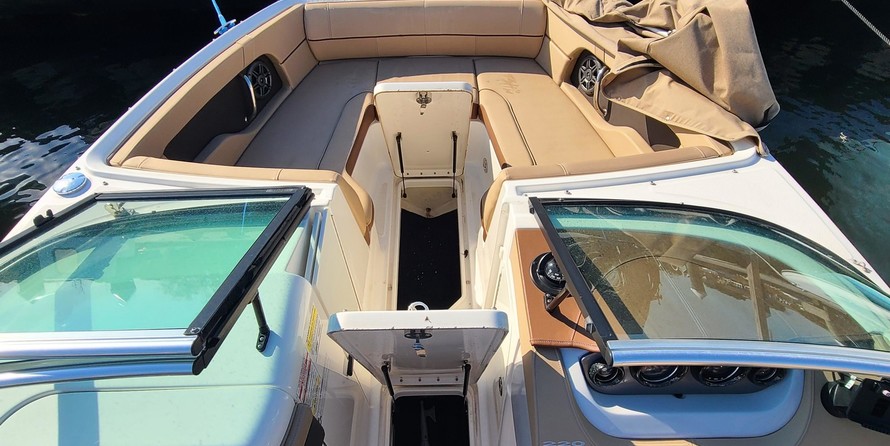 Sea Ray 220 Sundeck