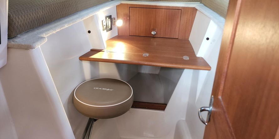 Glacier bay isle runner blue hull 2670