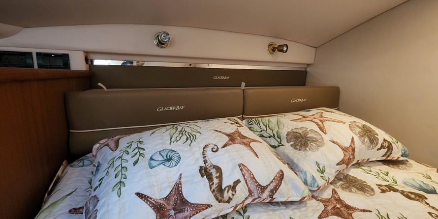 Glacier bay isle runner blue hull 2670