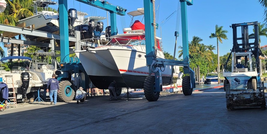 Glacier bay isle runner blue hull 2670